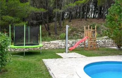 Bazen u objektu Lovely Home In Slime With Wifi ili u blizini
