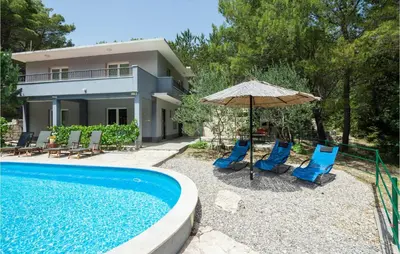 Bazen u objektu Lovely Home In Slime With Wifi ili u blizini