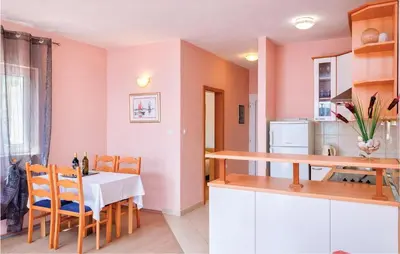 Kuhinja ili čajna kuhinja u objektu Holiday Home Zastrazisce With Sea View 04