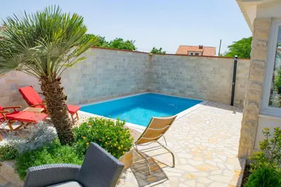 Bazen u objektu Apartments Šolta ili u blizini