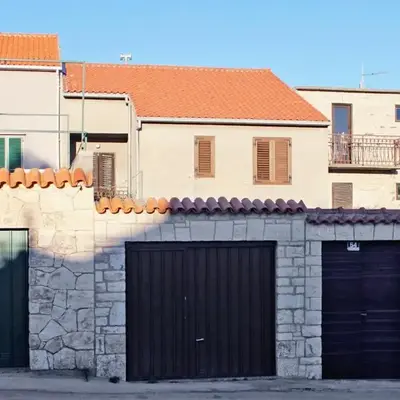 Apartments with parking space Supetar