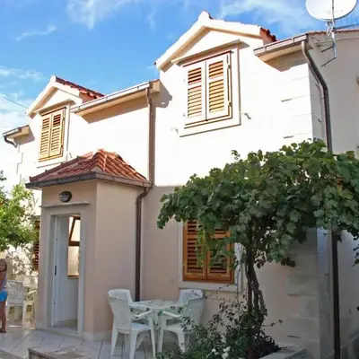Apartments with parking space Supetar