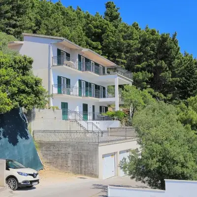 Apartments with parking space Brela