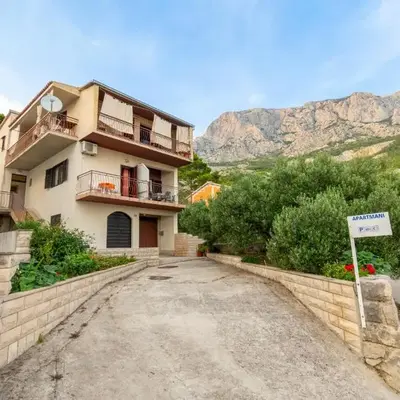 Apartments with parking space Krvavica
