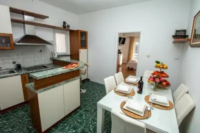 Kuhinja ili čajna kuhinja u objektu Apartments by the sea Duce, Omis - 7576