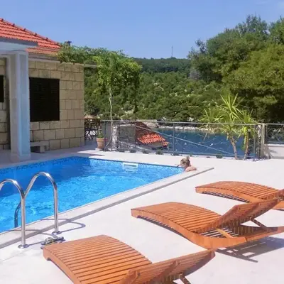 Seaside family friendly house with a swimming pool Puntinak