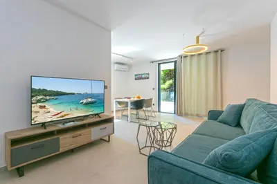 TV i/ili zabavni centar u objektu Family friendly seaside apartments Brela - Makarska - 6007