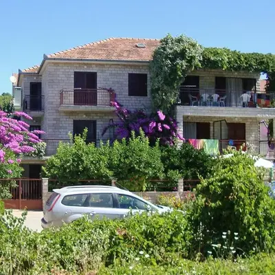 Apartments with a parking space Stari Grad