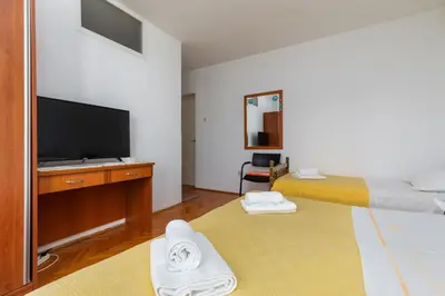 TV i/ili zabavni centar u objektu Studio Omis 2745a