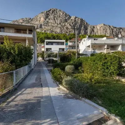 Apartments with parking space Omis - 2745