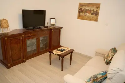 TV i/ili zabavni centar u objektu Peaceful Old Town Apartment with Sea and Sunrise Views
