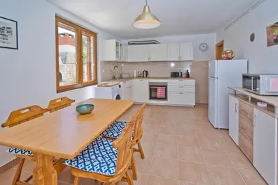 Kuhinja ili čajna kuhinja u objektu Peaceful Old Town Apartment with Sea and Sunrise Views