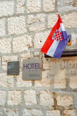 Certifikat, nagrada, logo ili neki drugi dokument izložen u objektu Hotel Kastil