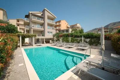 Bazen u objektu Olive Tree apartments ili u blizini