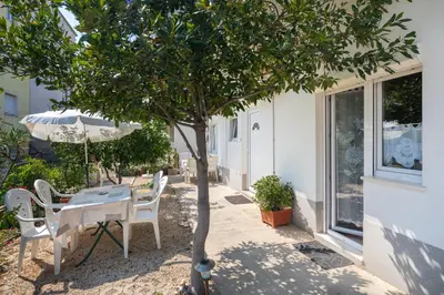 Popločani dio dvorišta ili vanjski dio objekta Apartments near beach Babic