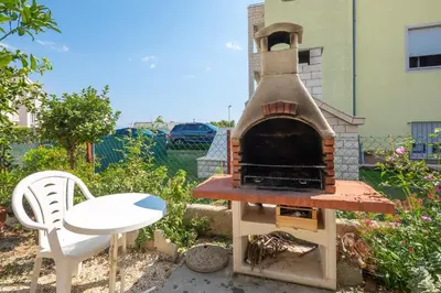 Oprema za roštilj dostupna gostima apartmana