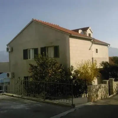 Apartments with parking space Postira