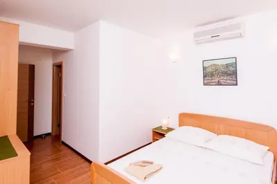 Krevet ili kreveti u jedinici u objektu Apartments by the sea Pisak, Omis - 1010