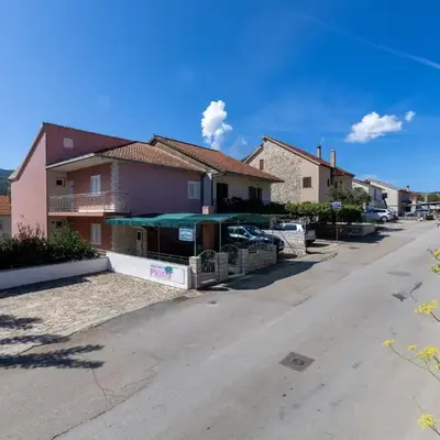 Apartments with parking space Stari Grad