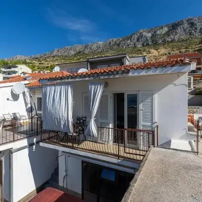 Apartments with parking space Dugi Rat