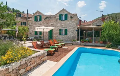Bazen u objektu Holiday Home Postira With Fireplace Vii ili u blizini