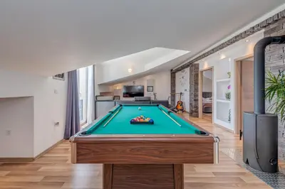 Stol za biljar u objektu SUMMER ORCHID - Spacious Duplex By The Beach & PS5
