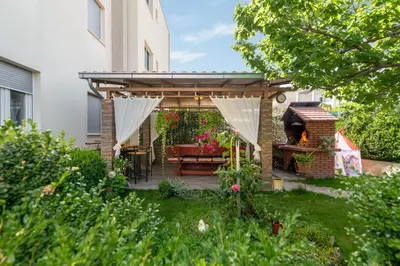 Vrt u objektu SUMMER ORCHID - Spacious Duplex By The Beach & PS5