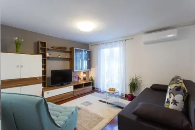 TV i/ili zabavni centar u objektu Apartments Lidija - sea view apartment with exclusive right of using hot tub or split level apartment with exclusive right of using pool