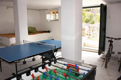 Stolni tenis u objektu Family friendly seaside apartments Sumartin, Brac - 5771 ili u blizini