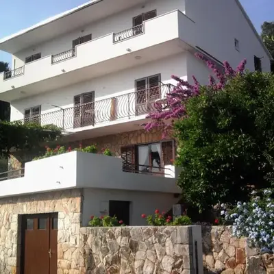 Apartments and rooms with parking space Jelsa