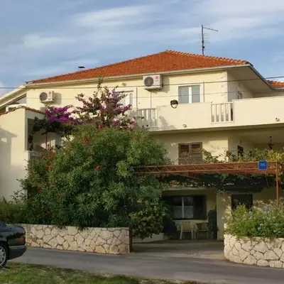 Apartments with parking space Supetar