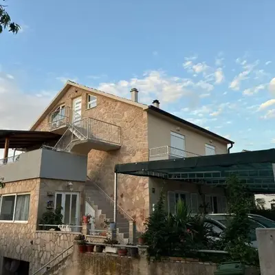 Apartments with parking space Jelsa