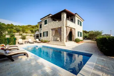 Bazen u objektu Villa Diana ili u blizini