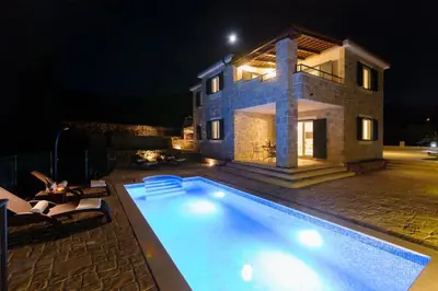 Bazen u objektu Villa Diana ili u blizini