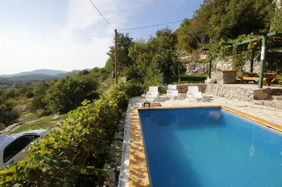 Bazen u objektu House Mario ili u blizini