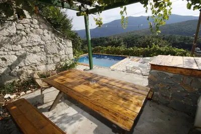 Pogled na planine ili pogled na planine iz vikendica