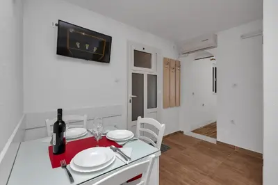 TV i/ili zabavni centar u objektu Apartmani Mona