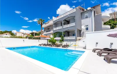 Bazen u objektu Apartment Jesenice With Sea View Iii ili u blizini