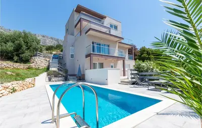 Bazen u objektu Apartment Jesenice With Sea View Vii ili u blizini