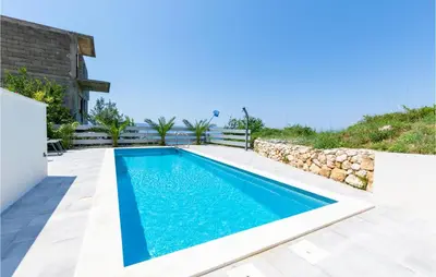 Bazen u objektu Apartment Jesenice With Sea View Vii ili u blizini