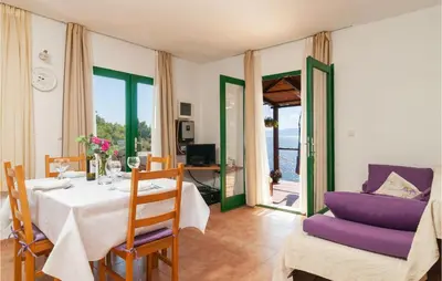 TV i/ili zabavni centar u objektu Holiday Home Gdinj With Sea View I