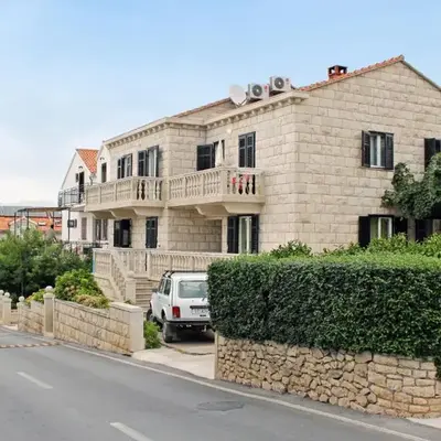 Apartments with parking space Supetar