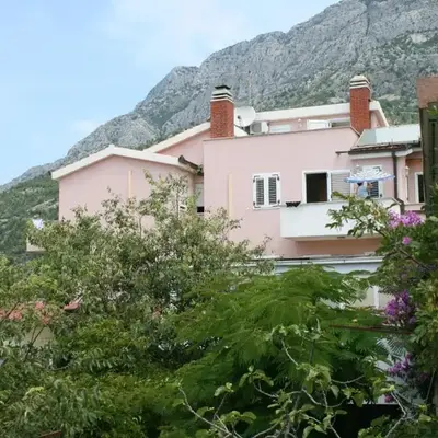 Apartments and rooms with parking space Baska Voda