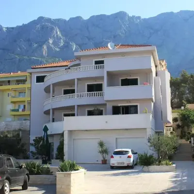 Apartments with a parking space Makarska - 3751