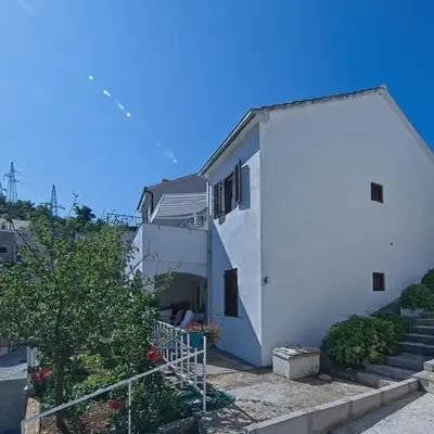 Apartments with parking space Postira