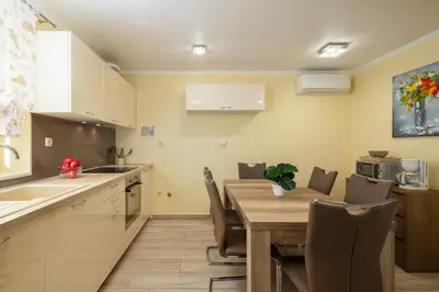 Kuhinja ili čajna kuhinja u objektu Perla Apartment - 2 min to the beach & free parking