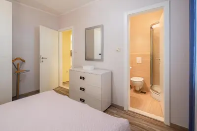 Kupaonica u objektu Perla Apartment - 2 min to the beach & free parking