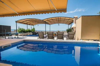 Bazen u objektu Luxury Apartment Twins ili u blizini