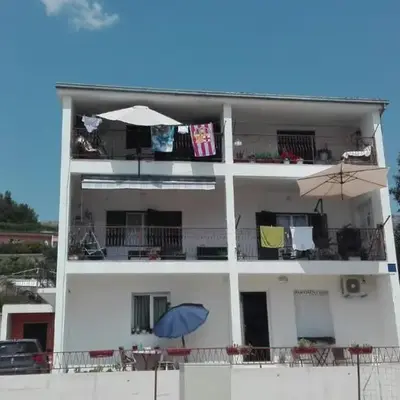 Apartments with a parking space Podstrana