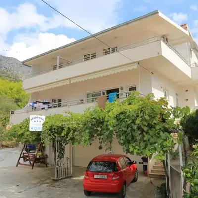 Apartments with parking space Sumpetar